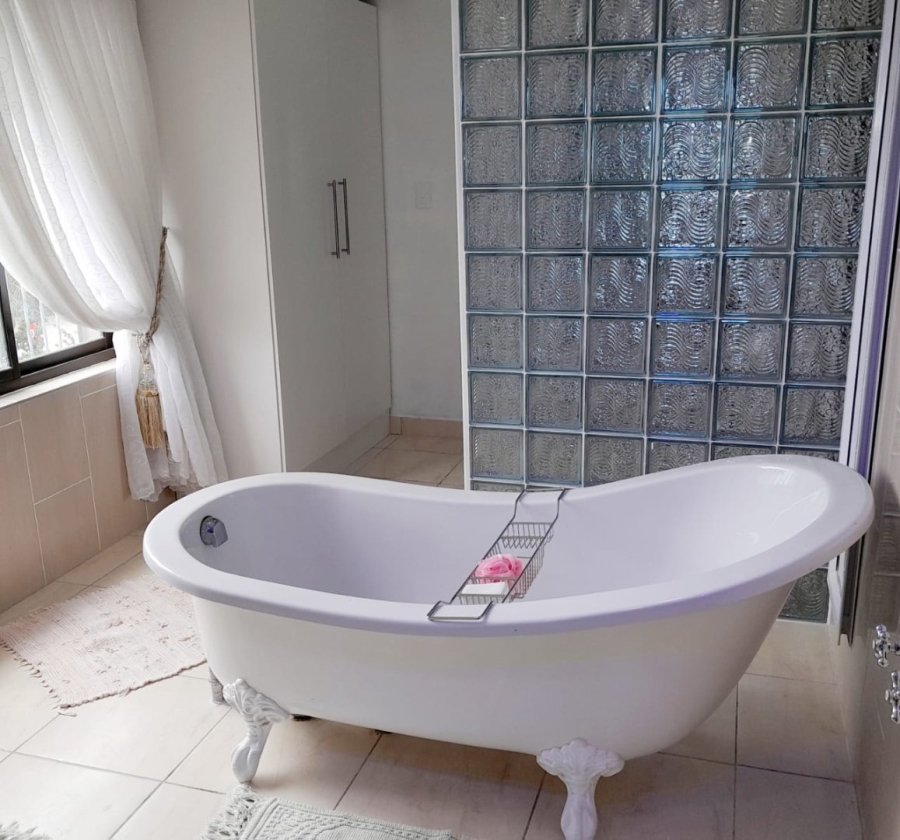 4 Bedroom Property for Sale in Wavecrest Eastern Cape